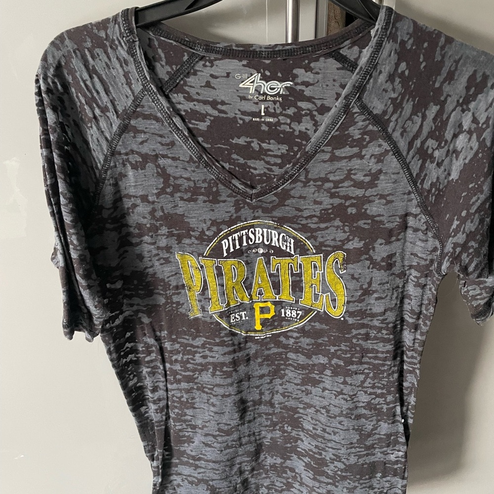 4Her by Carl Banks Pittsburgh Pirates Women's Gray Short Sleeve Tee